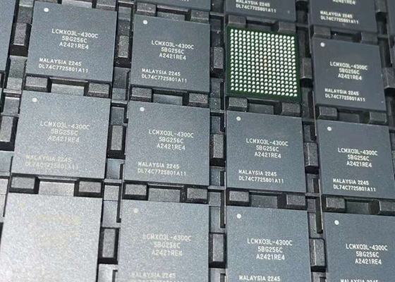 Array Gerbang yang Dapat Diprogram di Lapangan LCMXO3L-4300C-5BG256C 4320LUTs MachXO3 IC Logika yang Dapat Diprogram CSFBGA-256